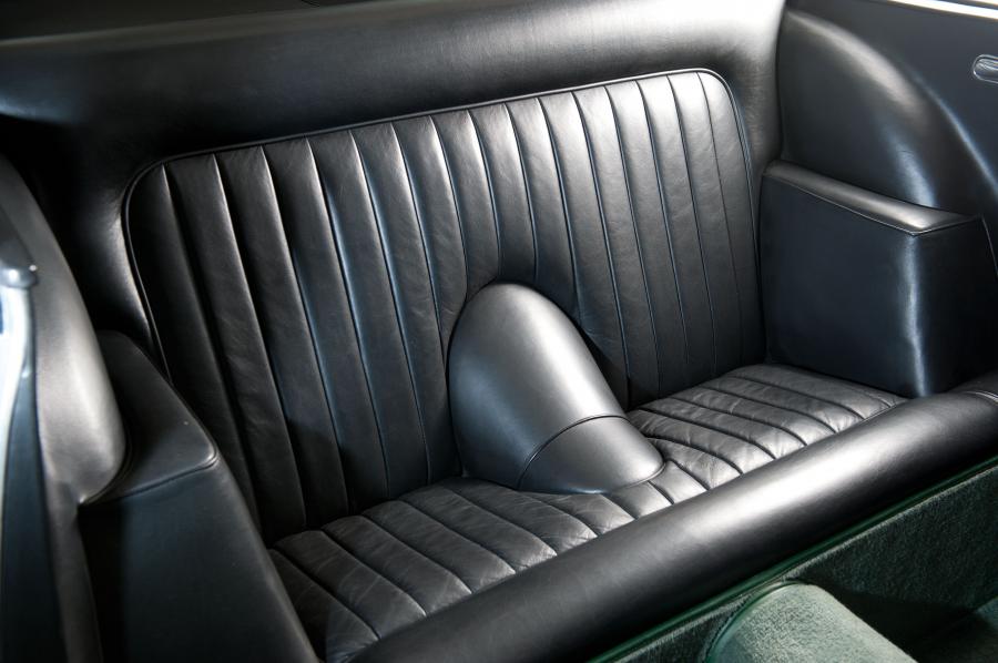 Интерьер Aston Martin DB4 (DB4/355/R) 1960 года  (фото 9 из 20)